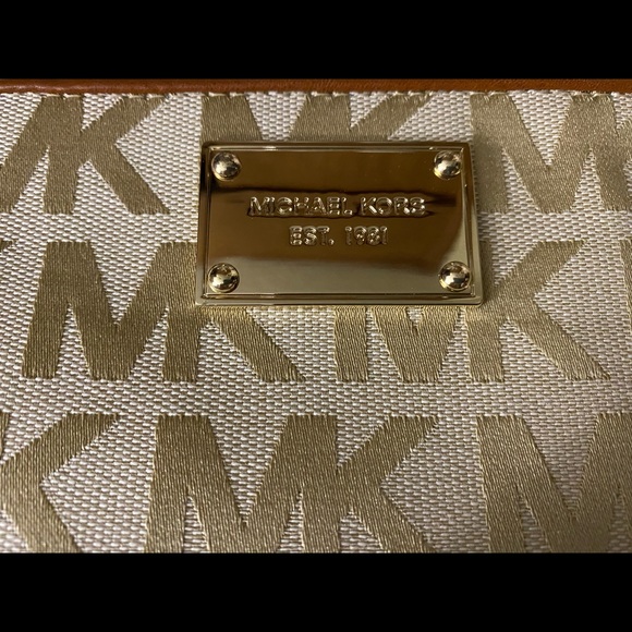 MICHAEL KORS SMALL BEIGE VANILLA JET SET WRISTLET POUCH NEW WITH TAGS - Picture 6 of 9